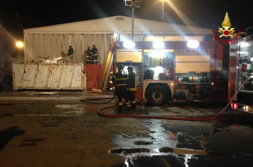 Ancona, incendio nella zona portuale