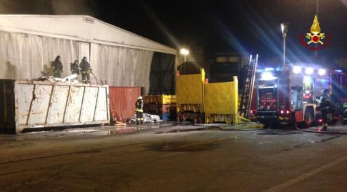 Ancona, incendio nella zona portuale