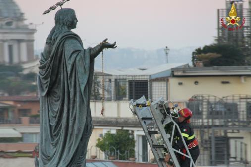 Immacolata Concezione, l'omaggio dei Vigili del fuoco