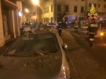 Pistoia, crollo di porzione di cornicione nel centro cittadino