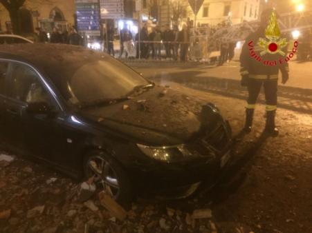 Pistoia, crollo di porzione di cornicione nel centro cittadino