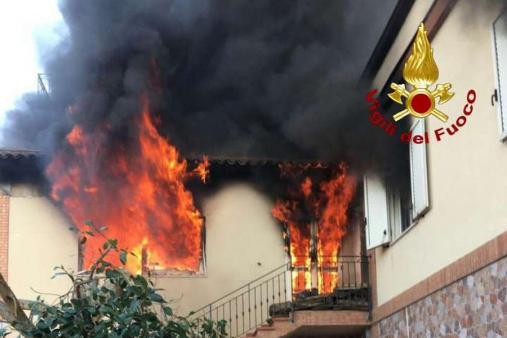 Crotone, incendio in un appartamento: i Vigili del Fuoco salvano due persone