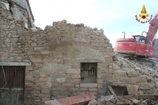 Macerata, smontaggio controllato di un'abitazione privata a Pieve Torina