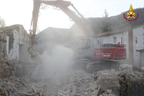 Macerata, smontaggio controllato di un'abitazione privata a Pieve Torina