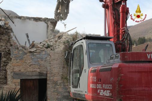 Macerata, smontaggio controllato di un'abitazione privata a Pieve Torina