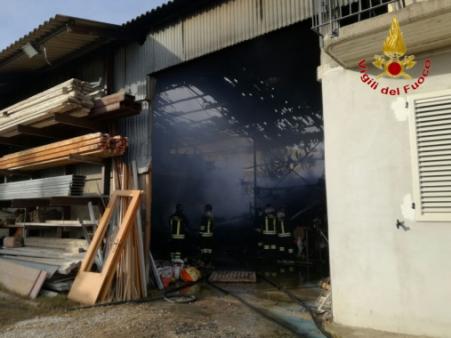 Ascoli Piceno, vasto incendio distrugge un capannone a San Benedetto del Tronto