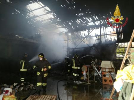 Ascoli Piceno, vasto incendio distrugge un capannone a San Benedetto del Tronto