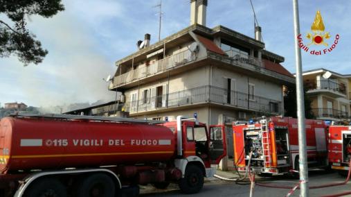 Ascoli Piceno, vasto incendio distrugge un capannone a San Benedetto del Tronto