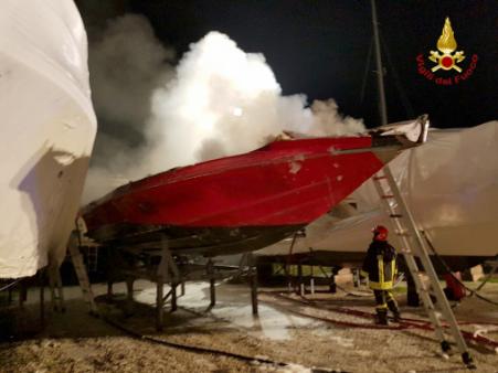 La Spezia, incendio imbarcazione in località Fiumaretta