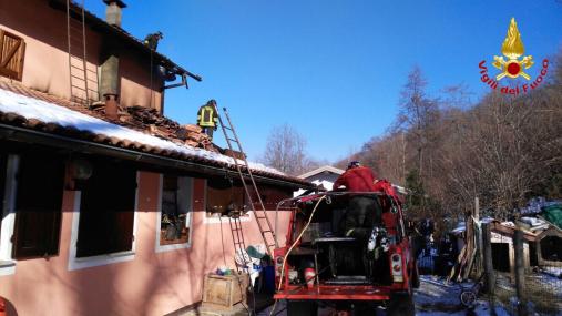 Varese, incendio tetto in un'abitazione nel comune di Castelveccana