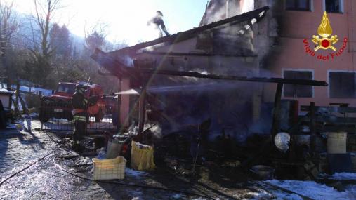 Varese, incendio tetto in un'abitazione nel comune di Castelveccana
