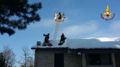 Ascoli Piceno, rimozione neve dai tetti nel comune di Montemonaco