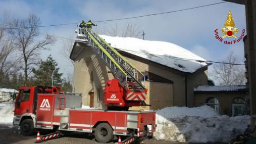 Ascoli Piceno, rimozione neve dai tetti nel comune di Montemonaco