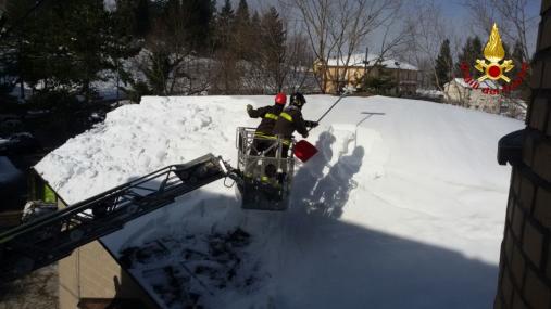 Ascoli Piceno, rimozione neve dai tetti nel comune di Montemonaco