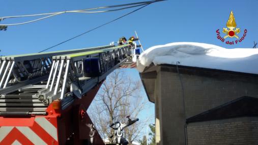 Ascoli Piceno, rimozione neve dai tetti nel comune di Montemonaco