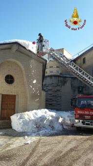 Ascoli Piceno, rimozione neve dai tetti nel comune di Montemonaco