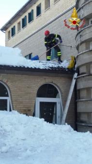 Ascoli Piceno, rimozione neve dai tetti nel comune di Montemonaco
