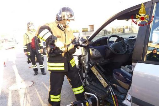 Belluno, seminario sulle tecniche d'intervento negli incidenti stradali con auto di ultima generazione