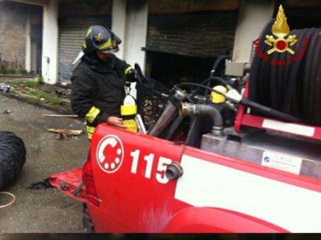 Messina, incendio deposito capi abbigliamento. Salvata un donna dai Vigili del fuoco