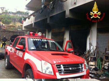 Messina, incendio deposito capi abbigliamento. Salvata un donna dai Vigili del fuoco