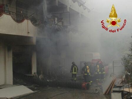 Messina, incendio deposito capi abbigliamento. Salvata un donna dai Vigili del fuoco