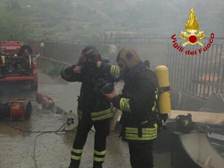 Messina, incendio deposito capi abbigliamento. Salvata un donna dai Vigili del fuoco