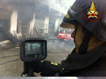 Messina, incendio deposito capi abbigliamento. Salvata un donna dai Vigili del fuoco