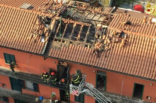Milano, vasto incendio in un appartamento