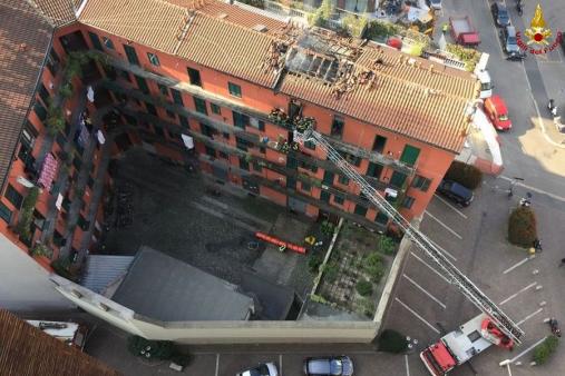 Milano, vasto incendio in un appartamento