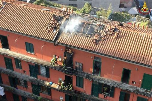 Milano, vasto incendio in un appartamento