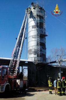 Padova, incendio all'interno di in un Silos di una falegnameria