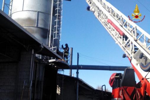Padova, incendio all'interno di in un Silos di una falegnameria