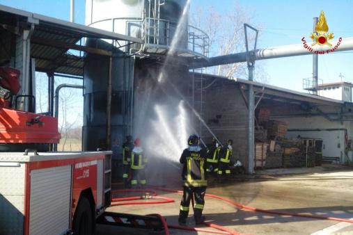 Padova, incendio all'interno di in un Silos di una falegnameria