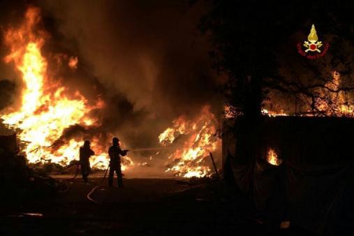La Spezia, incendio capannone