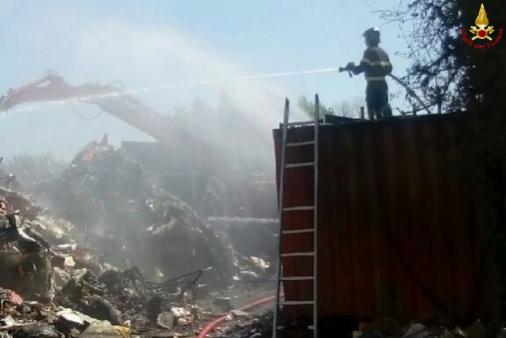 La Spezia, incendio capannone
