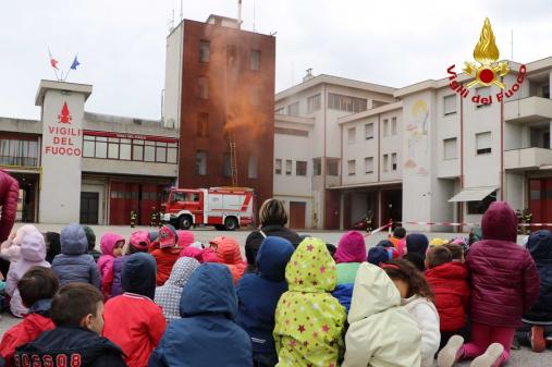 Vicenza, gli scolari della scuola dell'infanzia e primaria in visita presso il Comando