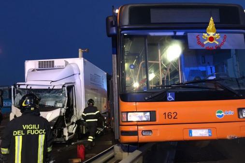 Venezia, incidente tra un camion e un bus | Corpo Nazionale dei Vigili ...