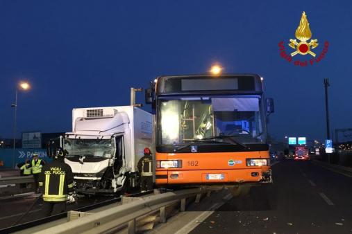 Venezia, incidente tra un camion e un bus | Corpo Nazionale dei Vigili ...