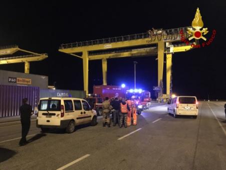 Trieste, perdita di sostanza chimica da un container nel porto