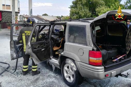 Padova, incendio autovettura all'interno di un distributore