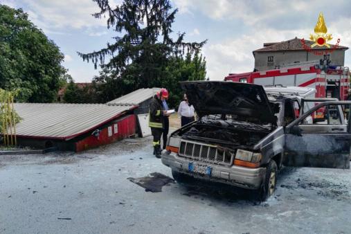 Padova, incendio autovettura all'interno di un distributore