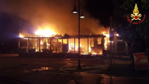 Varese, incendio attività commerciale a Angera