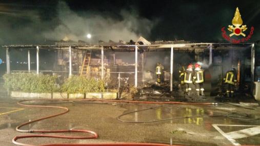 Varese, incendio attività commerciale a Angera