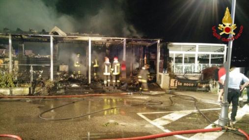 Varese, incendio attività commerciale a Angera
