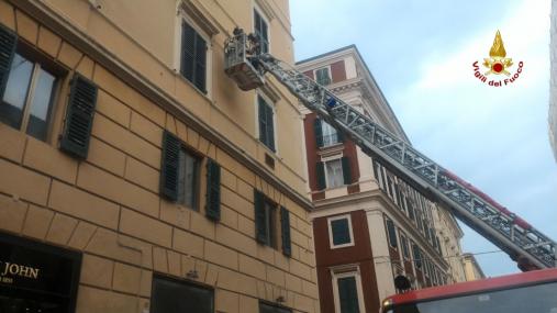 Ancona, rimosse parti di intonaco pericolante da edificio in centro città
