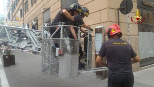 Ancona, rimosse parti di intonaco pericolante da edificio in centro città