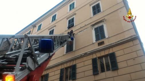 Ancona, rimosse parti di intonaco pericolante da edificio in centro città