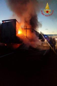 Novara, incendio autoarticolato sull'autostrada A4