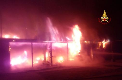 Ancona, in fiamme strutture di uno stabilimento balneare nel comune di Senigallia