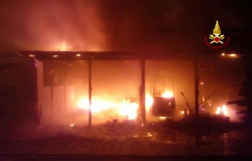 Ancona, in fiamme strutture di uno stabilimento balneare nel comune di Senigallia